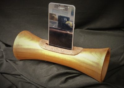 This is a novelty item. It is an acoustic amplifier for a mobile phone. It works on the same principle as an old gramophone. No batteries or power leads needed. This one is made from Western Red Cedar and has a crack that has been repaired with copper wire as a feature  (Not Shown), If you are in the shop try it. It really works, I can make these in several timbers  and they sell for £60.